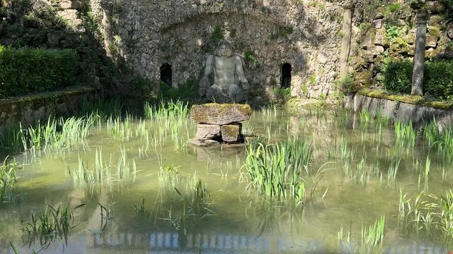 Statua rinascimentale in un laghetto