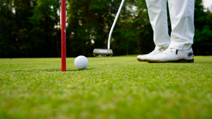 Obraz premium Golfers are putting golf in the evening golf course golf backglound.