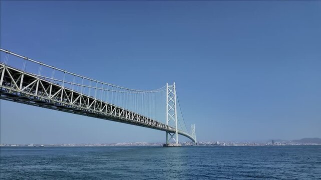 淡路島北端から眺める明石海峡大橋と大阪湾