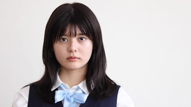 閉じた目を開く女子高生