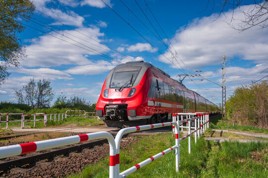 Deutschland , L&uuml;bbenau , 30.04.2026 , Der Regionalexpress RE 7 auf der Fahrt nach Senftenberg