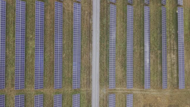 Plano a&eacute;reo de drone de una Planta de energ&iacute;a Termosolar en Espa&ntilde;a. Granja Solar con cultivo ecologico, agrovoltaica