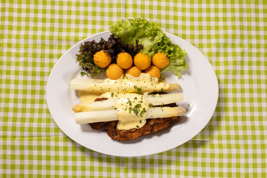 Spargel mit Schnitzel  - Deutsche K&uuml;che aus einem Restaurant