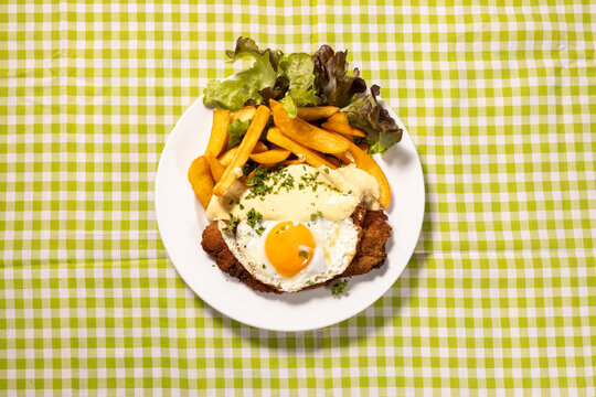 Hamburger Schnitzel mit Ei mit Kroketten