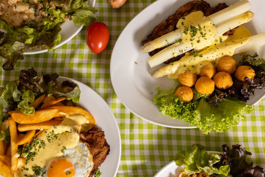 Deutsche K&uuml;che mit Schnitzel, Kartoffeln, Spargel , sasionale Gerichte in deinem Deutschen Restaurant, typisch deutsch