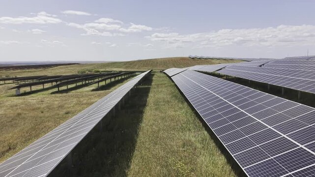 Plano a&eacute;reo de drone de una Planta de energ&iacute;a Termosolar en Espa&ntilde;a. Granja Solar con cultivo ecologico, agrovoltaica