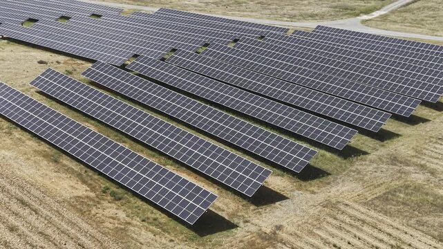 Plano a&eacute;reo de drone de una Planta de energ&iacute;a Termosolar en Espa&ntilde;a. Granja Solar con cultivo ecologico, agrovoltaica