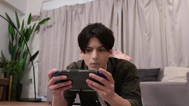 ノートパソコンを見て困る男性