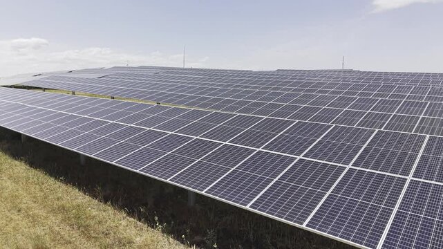 Plano a&eacute;reo de drone de una Planta de energ&iacute;a Termosolar en Espa&ntilde;a. Granja Solar con cultivo ecologico, agrovoltaica