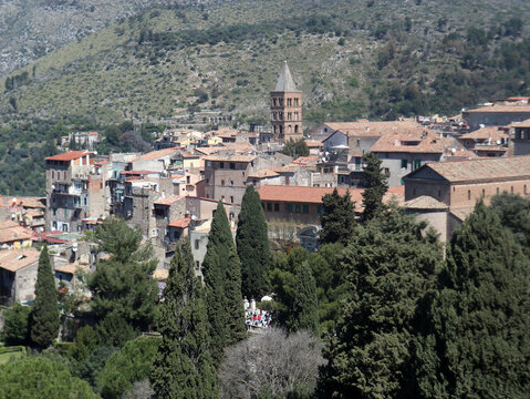 Veduta panoramica del borgo medievale di Tivoli con il Duomo di San Lorenzo e il suo campanile romanico, vista dai giardini di Villa d'Este, Lazio, Italia.