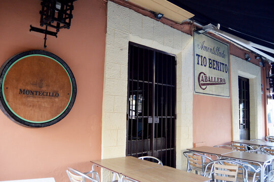 Fachada del bar Bodega Los Maeras en El Puerto de Santa Mar&iacute;a, provincia de C&aacute;diz, Andaluc&iacute;a, sur de Espa&ntilde;a. Azulejo publicitario de Amontillado T&iacute;o Benito Caballero, marca de vino de Jerez. 