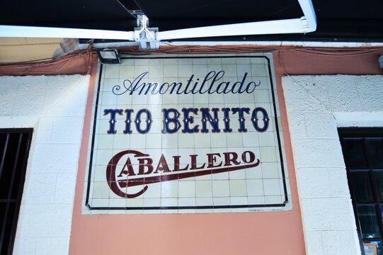 Azulejo publicitario de una marca de vino de Jerez (Amontillado T&iacute;o Benito Caballero) en la fachada del bar Bodega Los Maeras en El Puerto de Santa Mar&iacute;a, provincia de C&aacute;diz, Andaluc&iacute;a, sur de Espa&ntilde;a