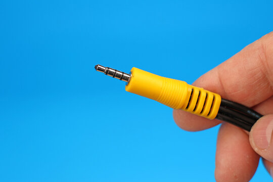 3,5 Mini jack connector for connecting audio and video signals.
