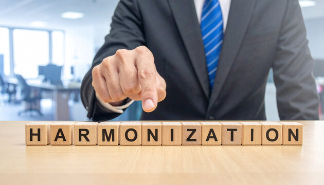 Harmonization - Geschäftsmann zeigt auf den Text "Harmonization"
