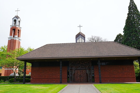 Academic Buildings and Campus Landscape of University of Portland, Oregon - オレゴン州 ポートランド大学 キャンパス 伝統的なレンガ造りの校舎

