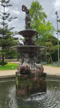 Fuente de sirenas en los jardines del Palacio de Cristal de Oporto con agua cayendo