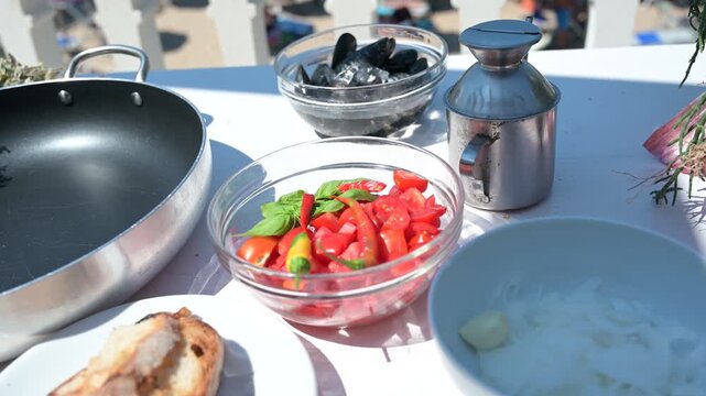 pomodori e peperoncini freschi in un vassoio trasparente su di un tavolo all'aperto