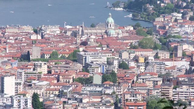 Il centro storico della citt&agrave; di Como in riva al lago, Lombardia, Italia.