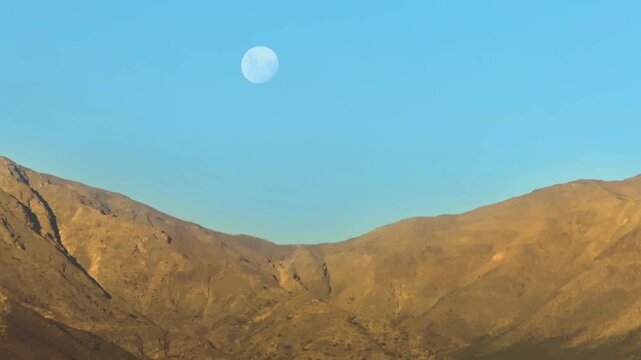 Luna sobre cordillera de los Andes - Chile - Timelapse