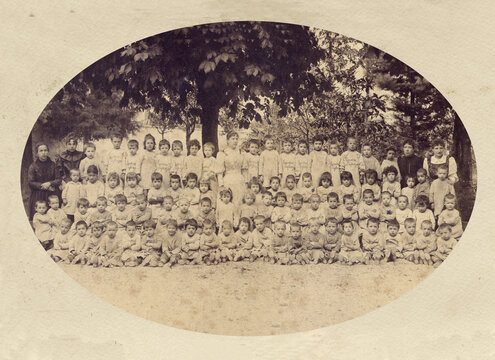 FOTO ANTICA DEL 1800 CHE RITRAE UN GRUPPO DI BAMBINI ALLA SCUOLA MATERNA