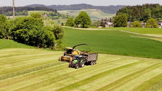 Heuernte, Emmental, Kanton Bern, Mai 2026, Luftaufnahme