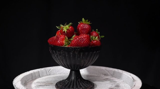 passione per le fragole. Fragole con yogourt versato dall'alto