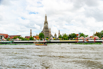 Naklejka premium Wat Arun Ratchaararam Ratchawaramahawihan (Temple of Dawn)