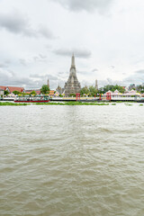 Fototapeta premium Wat Arun Ratchaararam Ratchawaramahawihan (Temple of Dawn)