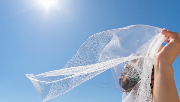 Voile de tissu blanc flottant dans le vent sous un soleil radieux