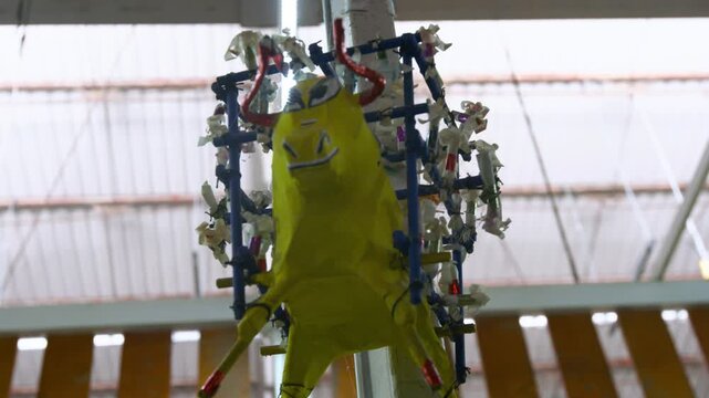 Tradicional "Torito" mexicano de pirotecnia con cohetes colgado en taller - 4K