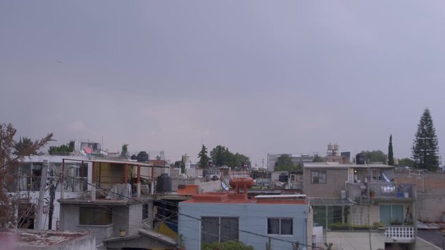 Toma general de azoteas en un barrio popular de Latinoam&eacute;rica - 4K