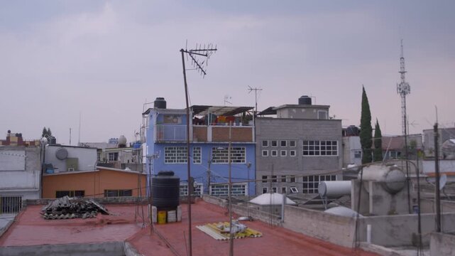 Toma general de azoteas en un barrio popular de Latinoam&eacute;rica - 4K