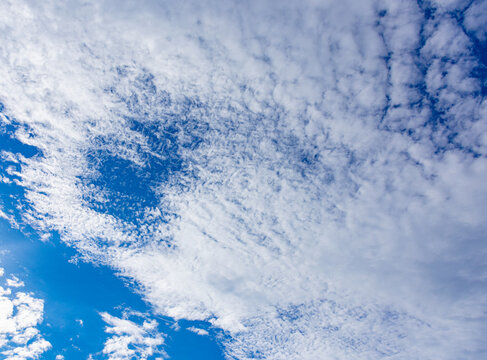 c&eacute;u azul com nuvens brancas