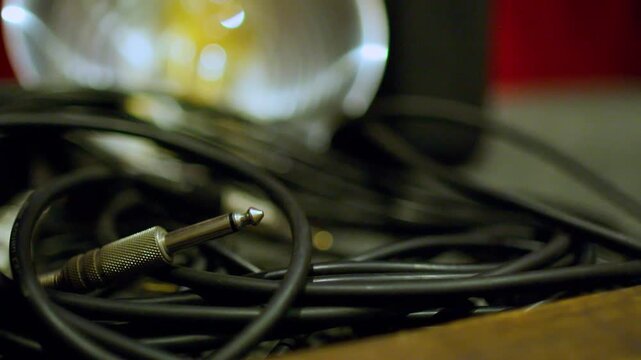 Primer plano de conector de audio Jack de 1/4 y cables enredados en estudio de sonido - 4K