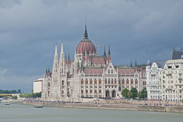 Obraz premium . Side view on the Hungarian parliament along Danube river in Budapest, Hunagry