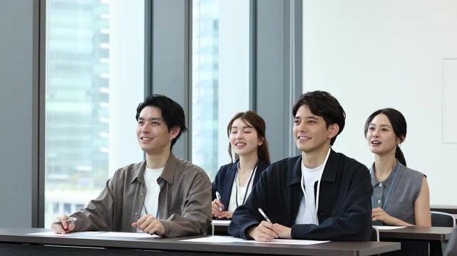 研修を受けるビジネスチームのセミナー風景