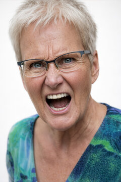 Seniorin, w&uuml;tend, schreiend