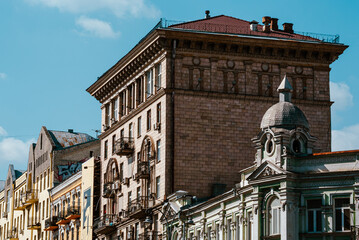 Obraz premium Harmonious mix of historic styles along a vibrant city street 