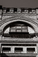 Black and white ornate brick arch with diamond pattern frieze detail © Дмитро Ганжеєв