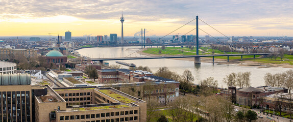 Panorama über das Altstadtufer in Düsseldorf zu den Reihnbrücken und Rheinturm © mitifoto