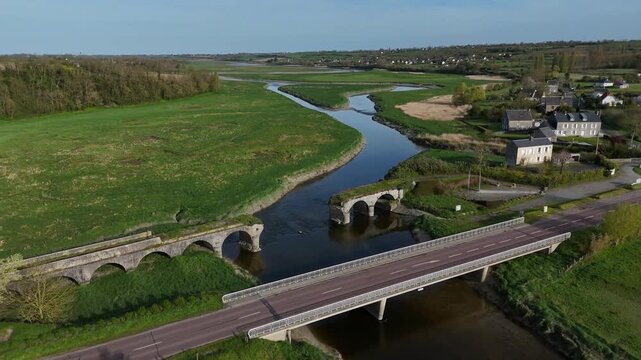 Survol du vieux pont de la Roque sur la commune d'Orval sur Sienne. Pont en ruines doubl&eacute; par un pont routier sur la D20 (rue du Mesnil). 
