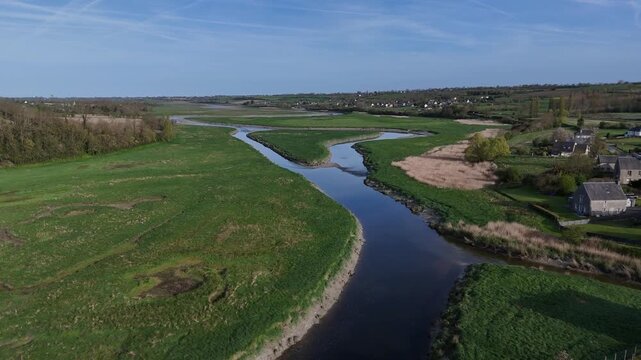 Survol de la Sienne, rivi&egrave;re entre Regn&eacute;ville-sur-Mer et Heugueville-sur-Sienne, peu avant sa rencontre avec la Manche.