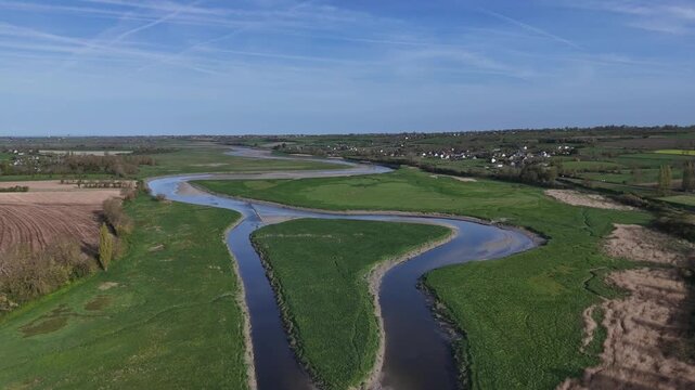 Survol de la Sienne, rivi&egrave;re entre Regn&eacute;ville-sur-Mer et Heugueville-sur-Sienne, peu avant sa rencontre avec la Manche. Traveling descendant. 