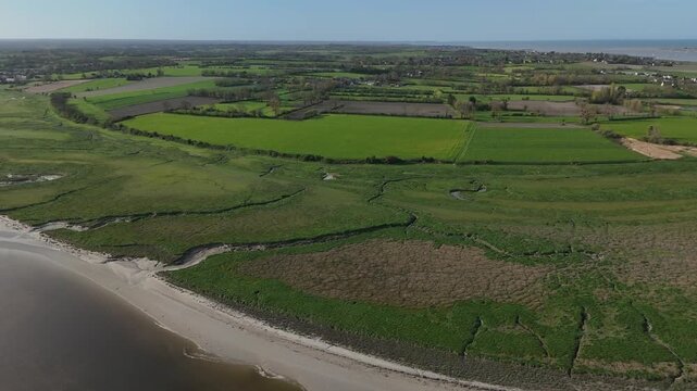 Survol de la Sienne, rivi&egrave;re entre Regn&eacute;ville-sur-Mer et Heugueville-sur-Sienne, peu avant sa rencontre avec la Manche. Traveling lat&eacute;ral pr&eacute;sentant l'amont et l'aval de la rivi&egrave;re.