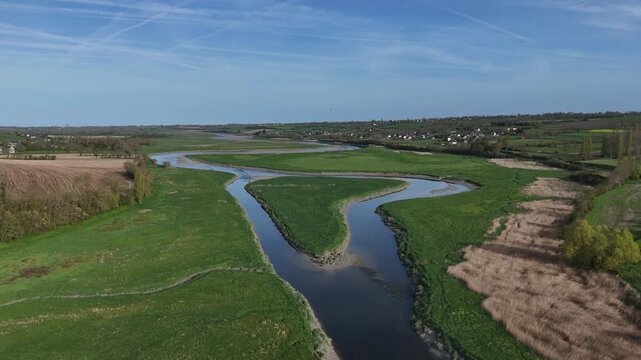 Survol de la Sienne, rivi&egrave;re entre Regn&eacute;ville-sur-Mer et Heugueville-sur-Sienne, peu avant sa rencontre avec la Manche. Traveling arri&egrave;re jusqu'au pont de la Roque.