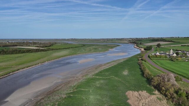 Survol de la Sienne, rivi&egrave;re entre Regn&eacute;ville-sur-Mer et Heugueville-sur-Sienne, peu avant sa rencontre avec la Manche. Traveling vers l'avant.
