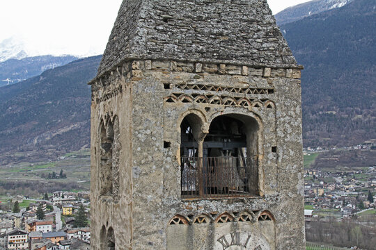 la cella campanaria del campanile romanico della chiesa dei Santi Pietro e Paolo a Saint Pierre in Val d'Aosta