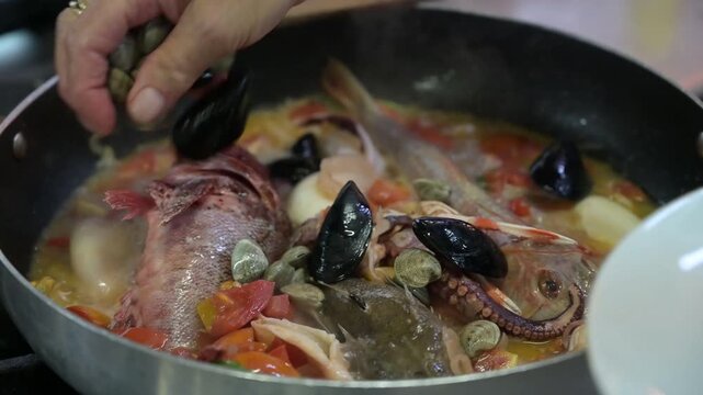 preparazione di una zuppa di pesce nella cucina di un ristorante