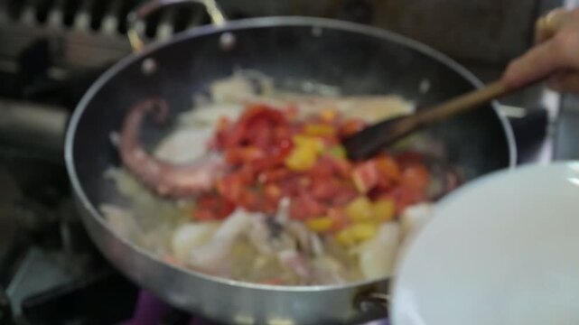 preparazione di una zuppa di pesce nella cucina di un ristorante