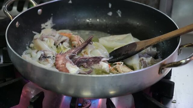 preparazione di una zuppa di pesce nella cucina di un ristorante